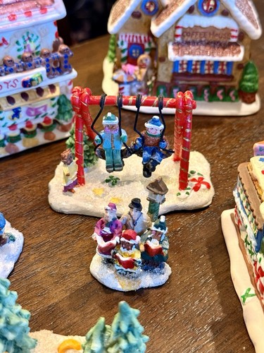 2005 Gingerfrost Lane Lot Of 37 Christmas Village Houses & Figurines Greenbrier - Picture 5 of 16