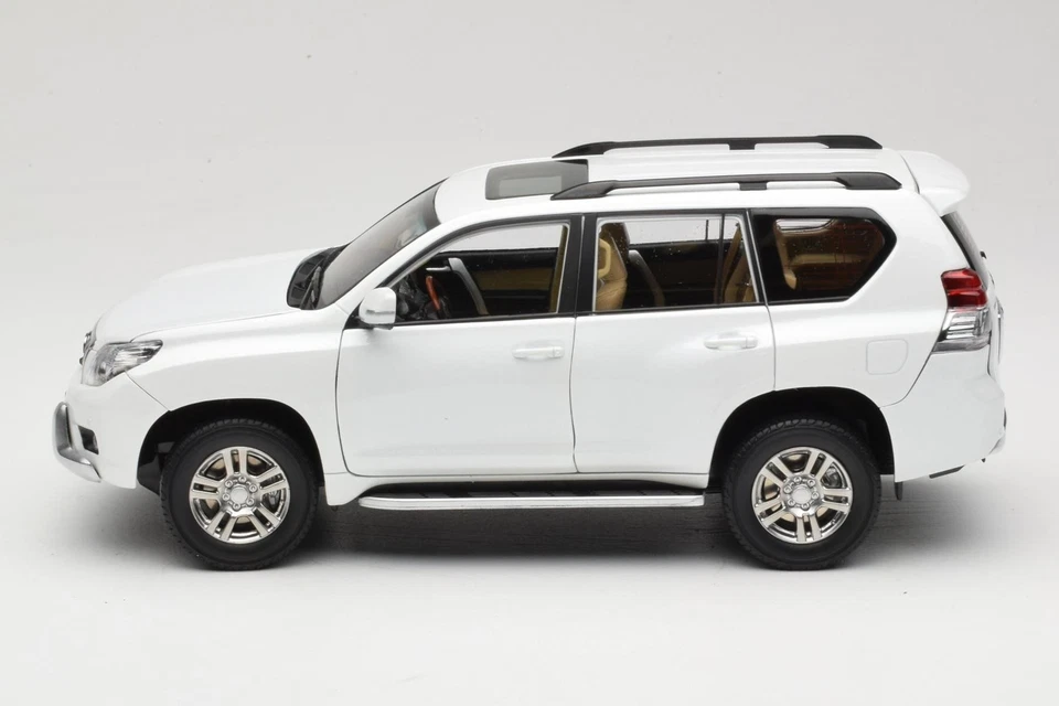 623132-WH Toyota Land Cruiser Prado J150 White Paudi Model 1:18 - Immagine 4 di 4