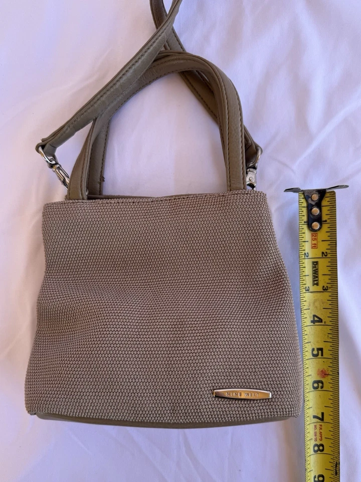 Mini monedero Y2K Nine West malla tostada con correa herrajes plateados Foto 3 de 4