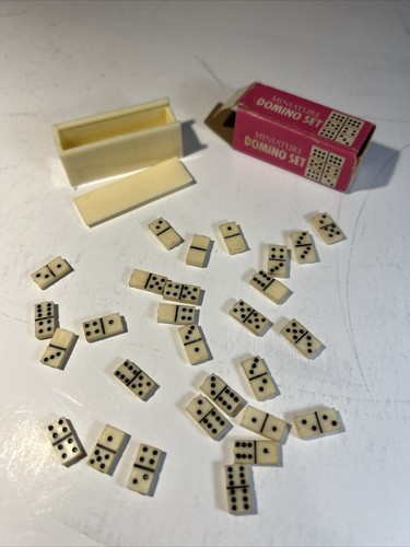 SET VINTAGE PICCOLI DOMINO IN MINIATURA CON CUSTODIA E SCATOLA MADE IN HONG KONG - Foto 1 di 13