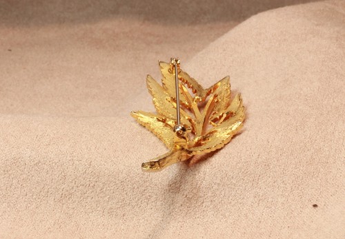 Vintage J.J. Jonette Leaf Brooch Pin Gold Tone - Picture 8 of 11