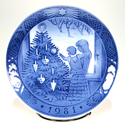 Royal Copenhagen Christmas Plate 1981 ''Admiring The Christmas Tree'' by Kai Lange