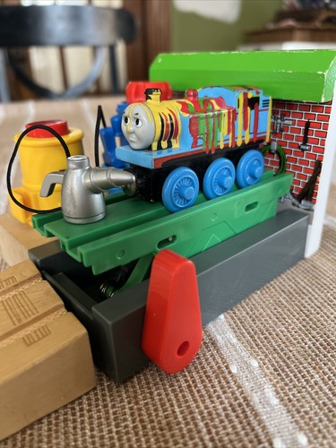 Thomas Friends Wooden ABBEY REPAIR SHOP COMPLETE 2001 & PAINT SPLATTERED THOMAS - Picture 6 of 15
