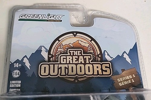Greenlight Chase 1969 Plymouth Satellite Wagon Great Outdoors Green Machine - Picture 12 of 13