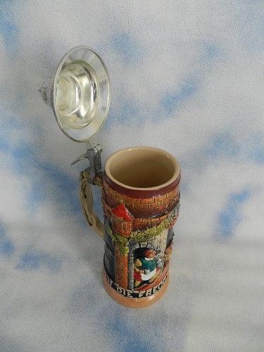 Cerveza alemana Stein vintage con tapa 1 litro como nueva escena de taberna traviesa - Imagen 4 de 11