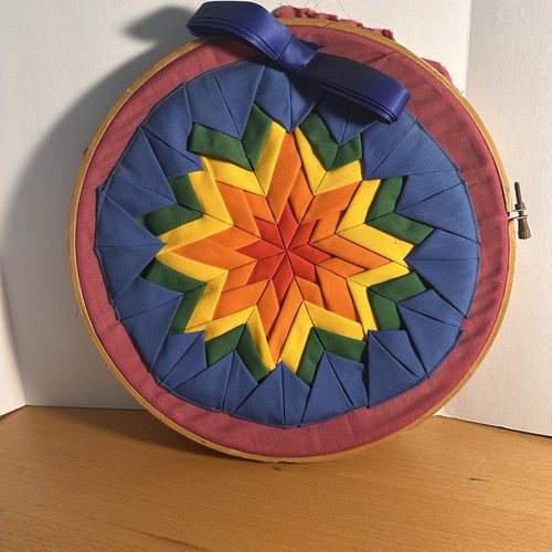 "Colgante de pared acolchado estrella arco iris en aro bordado de madera de 10"" con cinta" - Imagen 1 de 6