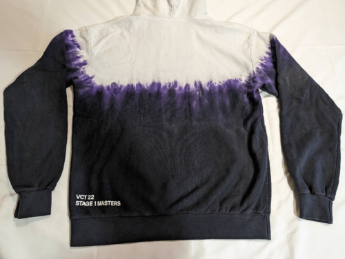 SUDADERA CON CAPUCHA VALORIANT VCT22 MASTERS REYKJAVIK AURORA-01 TINTE PÚRPURA NEGRA MEDIANA - Imagen 5 de 6