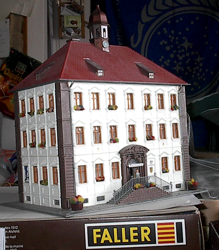 Faller HO 130924 Kleinstadtrathaus , gebaut .