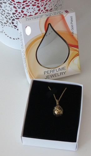 FLO Women Fashion Perfume Fil Jewelry Drop Pendant Necklace Chain Fragrance GOLD - Picture 1 of 5