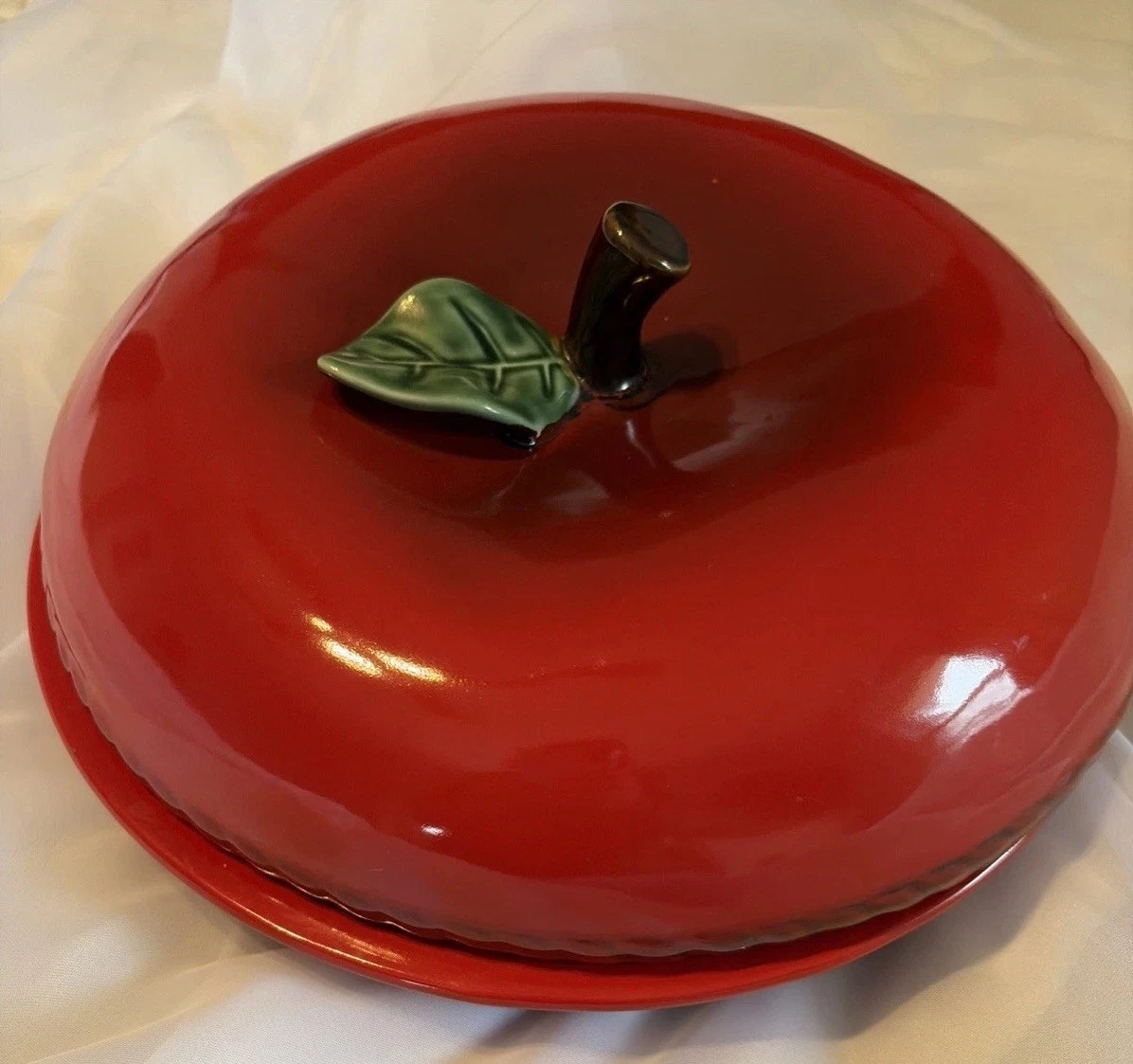 The Main Ingredients Red Apple Pie Keeper 11” Country Kitchen Collectible