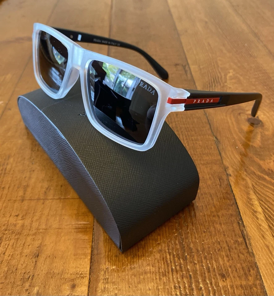 Gafas de sol para hombre Prada transparentes y negras Foto 2 de 4