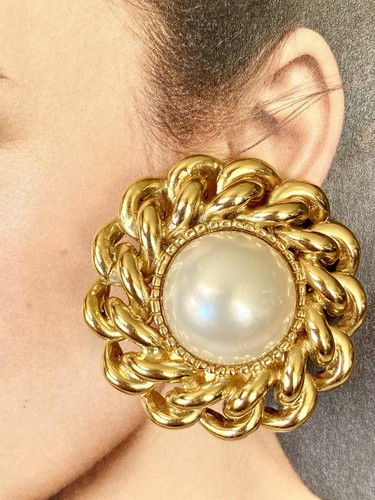 PENDIENTES VINTAGE VOGUE BIJOUX TONO DORADO IMITACIÓN PERLA CLIP ITALIA NOS ~ 1.5" DIAM