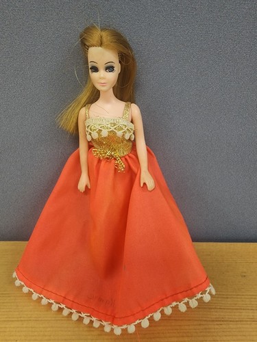 Topper Dawn Puppe Freundin trägt üppiges Blasenkleid 70er Jahre Vintage - Bild 9 von 14