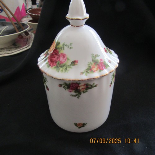 Royal Albert Old Country Roses Bone China Lidded Container 20cm Tall 2008 - Picture 7 of 14