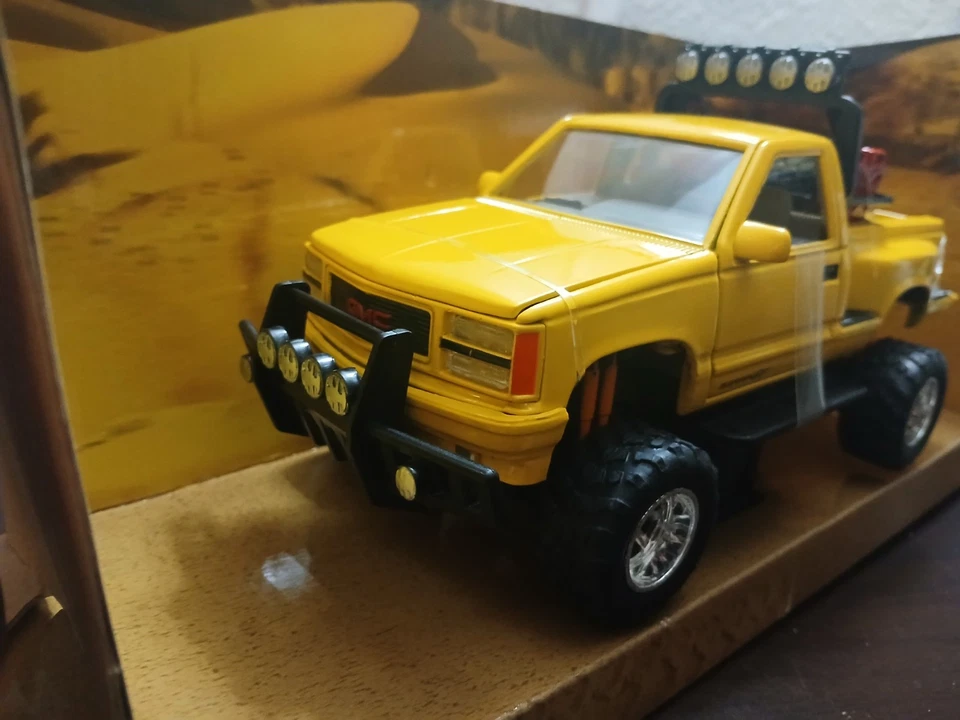 Motor Max 1:24 Off Road 92 GMC Sierra GT Pickup VHTFD Diecast In Yellow(NIB Read - Image 4 of 4