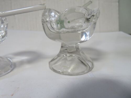 2 Clear Glass Tulip Pattern raised salt cellars / salt dips - Picture 4 of 6