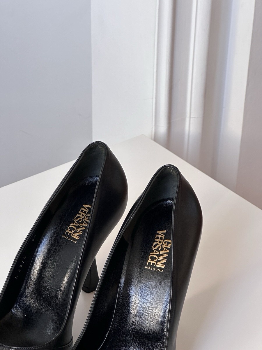 Gianni Versace Black Leather Pointed Toe Heels Size: 38,5 Gianni Versace Black Leather Pointed Toe Heels Size: 38,5