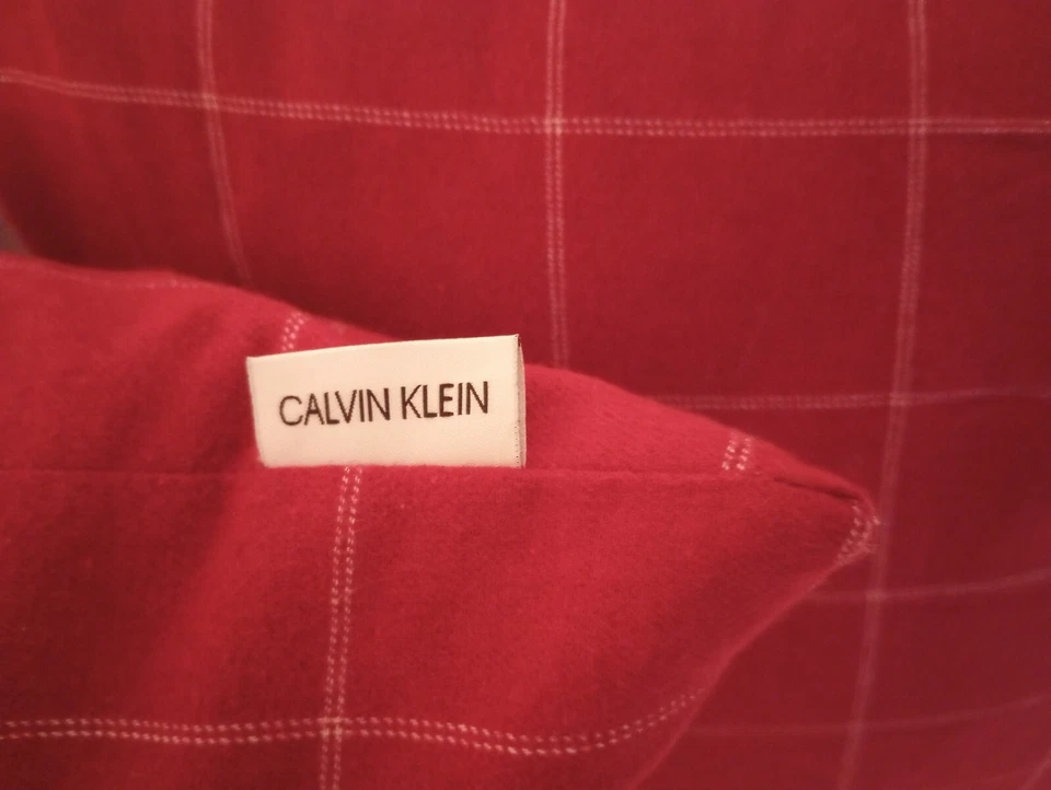 Par de almohadas cuadradas Calvin Klein llenas de plumas de pato 18" Foto 2 de 4