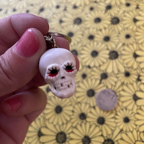 Vintage Russ Miniatur Halloween Totenkopf Schlüsselanhänger Skelett blutend PVC - Bild 1 von 3