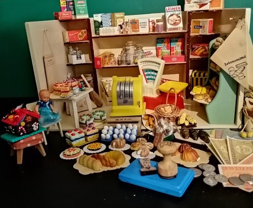 Kleiner alter Kaufmannsladen aus Holz als Bäckerei eingerichtet - Bild 4 von 14