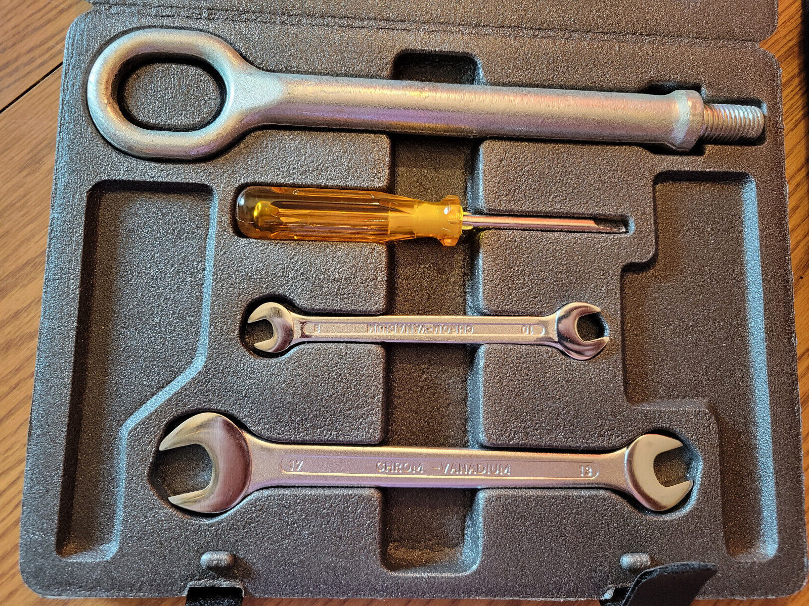 Maserati Quattroporte Tool Kit - P/N 200737 - Complete and Excellent.