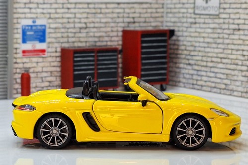 Porsche 718 Boxster Yellow 1:32 Scale Car - Picture 2 of 7
