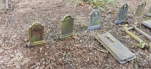 H0 Grabsteine Kreuze 1:87 Friedhof Kirchen Gräber Gruft 13-teiliges Set BEMALT - Picture 5 of 7