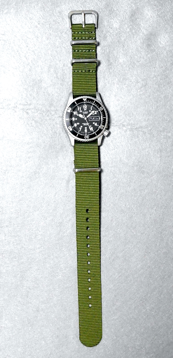 CASIO Dive Watch MD-707 1989 Black Green Day-Date indicator