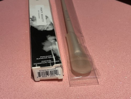 FENTY BEAUTY Pink Precision Blending Brush 230. - Picture 7 of 8