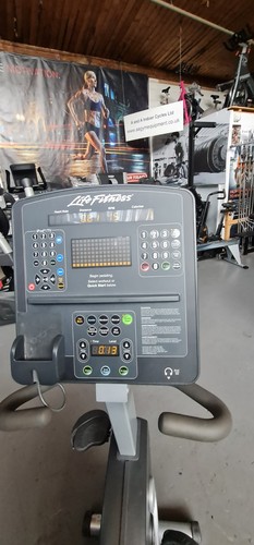 Life Fitness 95RI Integrity Liegerad kommerzielles Fitnessgerät  - Bild 8 von 14
