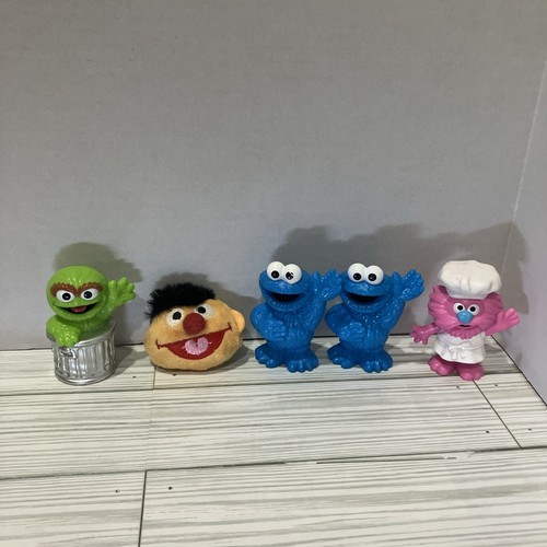 Hasbro Sesame Street Lot of 11 Elmo Bucket ,Plastic Figures, Cookie Monster - Picture 14 of 15