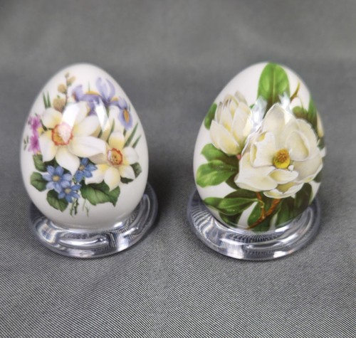 2 Painted Porcelian Egg Floral Design Clear Acrylic Ring Stands Marked Amsbury - Picture 3 of 14