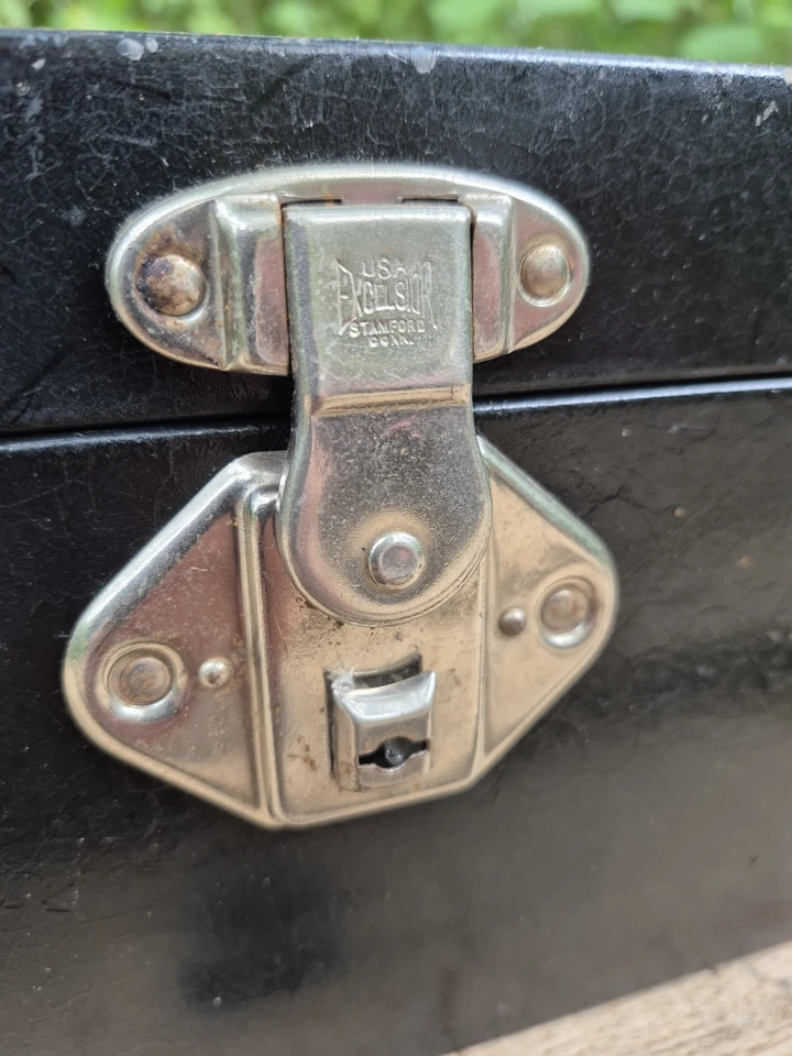 Caja de herramientas superior Carry Excelsior (Fulton) metal con mango de transporte y pestillo de bloqueo negro Foto 4 de 4