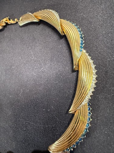 Marcel Boucher Gold Tone White & Green Rhinestone Necklace 7435 ca 1960 - Picture 3 of 9