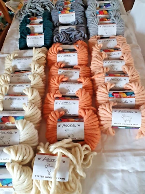 Lot de 33 pelotes de 100gr + reste 250gr de 3 couleurs... laine pour couverture - Photo 1/4