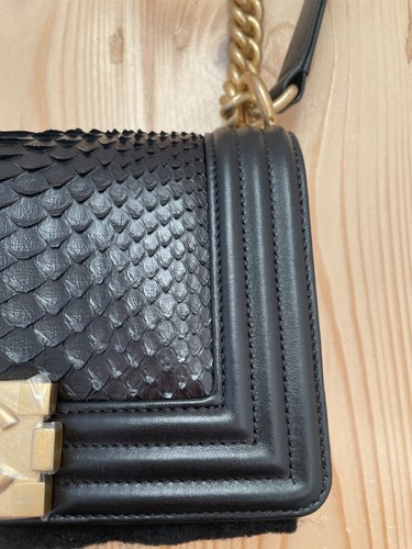 Borsa a tracolla Chanel ragazzo in pelle di pitone nero oro piccola - Foto 18 di 22