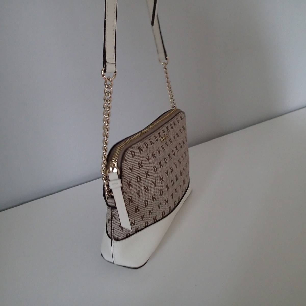 DKNY モノグラムロゴ トップジッパー クロスボディ ユニセックス DKNY Signature Logo Bryant Park Top Zip Shoulder Bag white