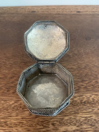 Antique Tibetan Silver Ornate Coral Topped Box Rare Silver Antique 2” 45.5g - Picture 3 of 11