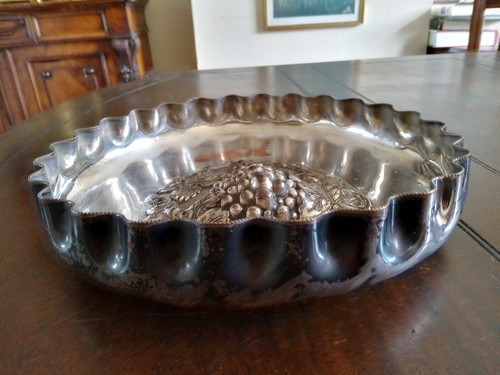 An Antique Victorian Walker and Hall Sheffield Plate Fruit Dish. - Picture 2 of 9