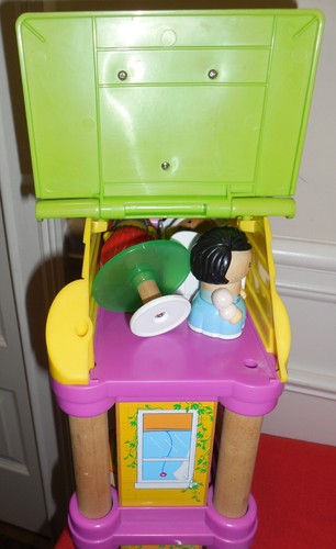 Sehr guter Zustand Lernkurve Spielstadt Familienhaus mit Figuren und Möbeln - Bild 9 von 9