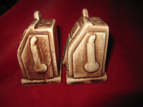 Vintage Ceramic Slot Machine Gambling Salt & Pepper Shakers - Picture 4 of 11