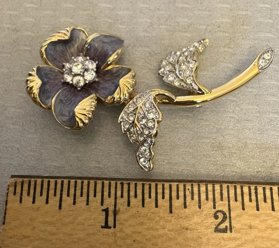 Broche vintage Nolan Miller flor roxo esmalte strass assinado tom dourado 2,5" - Imagem 4 de 4