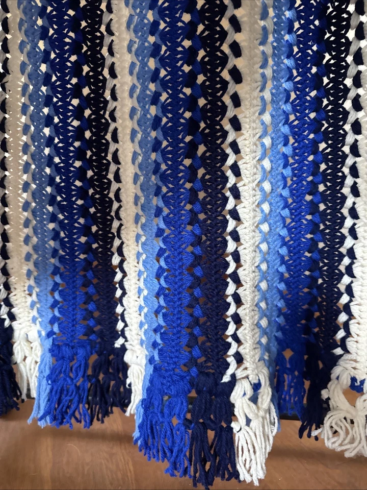 Cobertor de crochê antigo AZUL afegão branco EXCELENTE ESTADO! ~98x48” feito à mão - Imagem 3 de 4