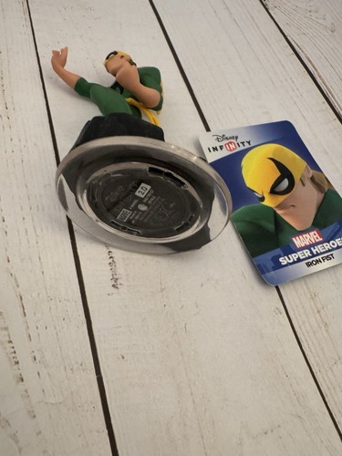 Figura Disney Infinity Puño de Hierro Marvel Super Heroes 2.0 con tarjeta de código web en muy buen estado - Imagen 3 de 3