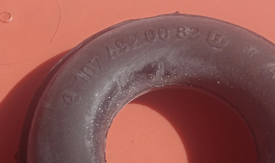 Nuevo Genuino Mercedes Soporte Escape Colgador Donut w123 116 240 300 S C D Foto 3 de 3