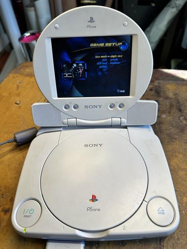 Sony PlayStation PS One PS1 con schermo LCD SCPH-101 SCPH-131 testata con 2 controller - Foto 4 di 19