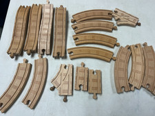 THOMAS THE TRAIN WOODEN RAILWAY WOODEN TRACKS LOT OF 19 PCS