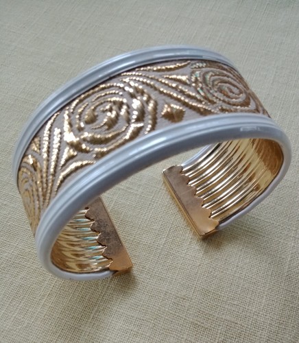 60er Jahre Weiß & Gold Armreif Armband & Ohrclips Gold Metallic genähte Rosen - Bild 3 von 6