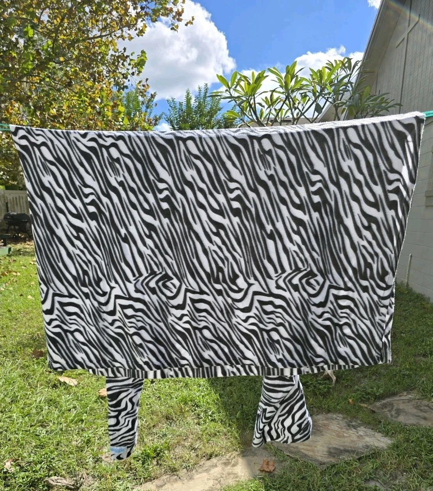 SNUGGIE ZEBRA PRINT PATTERN BLANKET. SLEEVES & POCKETS SOFT FLEECE ADULT UNWORN! - Image 4 of 4