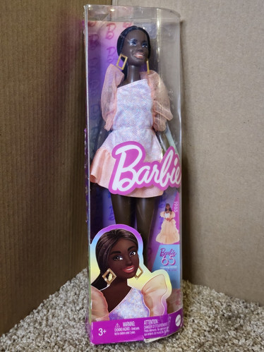 Muñeca Barbie Fashionistas #216 con Cuerpo Alto, Pelo Liso Negro y Vestido Melocotón - Imagen 1 de 5